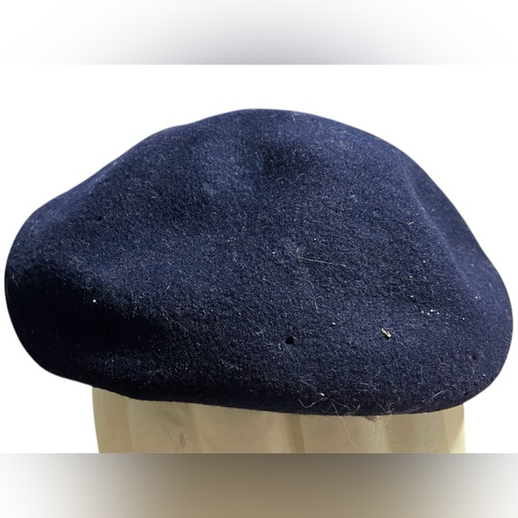 Sandswept Elegant Navy Beret with Seaturtle Pin - Picture 5 of 5